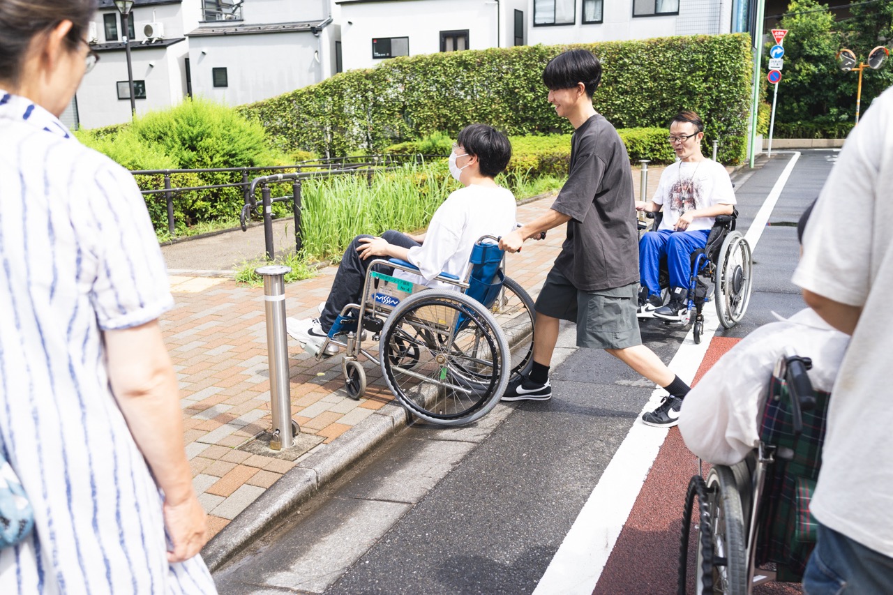 車いすでの外出をサポートするボランティアの様子